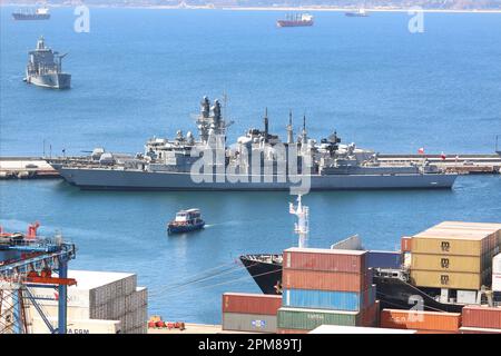 Chilenische Marine Anti-U-Boot-Fregatten nebeneinander im Hafen von Valparaiso angedockt, Truppenschiff Aquiles (AP-41), Armada de Chile, Kriegsschiff, Container Stockfoto