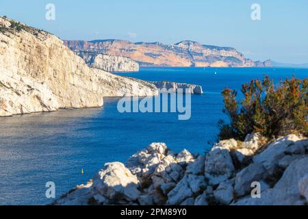 Frankreich, Bouches-du-Rhône, Calanques-Nationalpark, Marseille, Calanque de Sormiou, Blick vom Bec de Sormiou auf Pointe du Figuier, Cap Morgiou, Pointe de Castel Vieil und Cap Canaille hinter -Plan Stockfoto