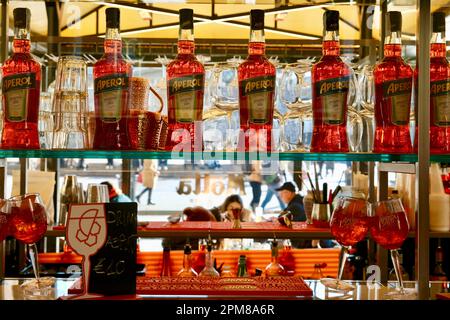 Italien, Lombardei, Mailand, Piazza del Duomo, Arkade der Galerie Vittorio Emanuele II, im 19. Jahrhundert erbaute Einkaufsgalerie, Aperol-Aperitif, die in die Zusammensetzung der Spritz eingehen Stockfoto