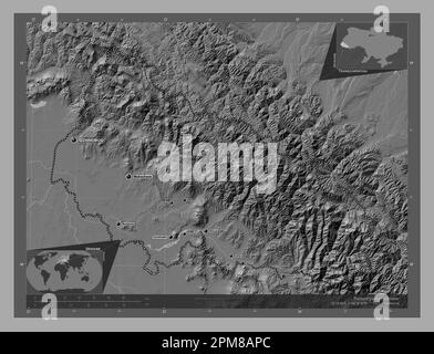 Transkarpathien, Region der Ukraine. Bilevel-Höhenkarte mit Seen und Flüssen. Standorte und Namen der wichtigsten Städte der Region. Ecken-Zusatzgerät, niedrig Stockfoto