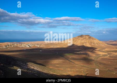 Spanien, Kanarische Inseln, Fuerteventura, Gemeinde La Oliva, Panoramablick vom Aussichtspunkt Vallebron, Blick auf die Montaña Tindaya und das Dorf Tindaya Stockfoto