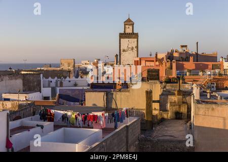 Marokko, Mogador, Essaouira, UNESCO-Weltkulturerbe, die Ben Youssef Moschee von einer Terrasse eines Riads in der Medina Stockfoto