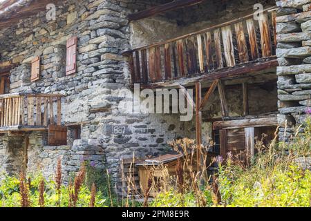 Frankreich, Savoie, Vanoise Nationalpark, Bonneval-sur-Arc, das als eines der schönsten Dörfer Frankreichs bezeichnet wird, das Dorf Ecot (2000 m), traditionelle Architektur in Freistein, verbunden mit Kalk Stockfoto