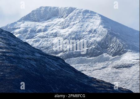 Blick auf den schneebedeckten Berg Ben More. Auf einer Höhe von 966m m ist es der höchste Berg und der einzige Munro auf der Insel Mull. Stockfoto