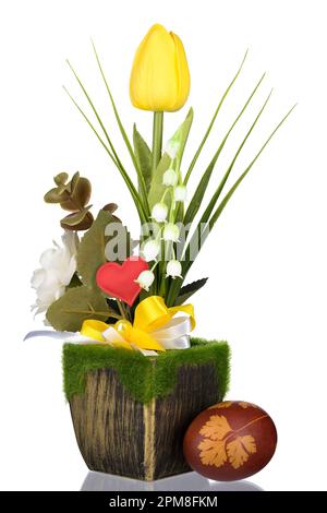 Osterei. Gelbe Tulpen in grüner Dose mit hellem Hintergrund. Klassische Ostertulpen und Ostereier auf weißem Hintergrund. Stockfoto