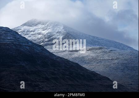 Blick auf den schneebedeckten Berg Ben More. Auf einer Höhe von 966m m ist es der höchste Berg und der einzige Munro auf der Insel Mull. Stockfoto