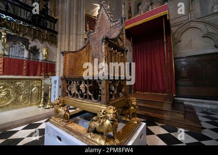 Der Krönungsstuhl ist in Westminster Abbey in London zu sehen, vor der ...