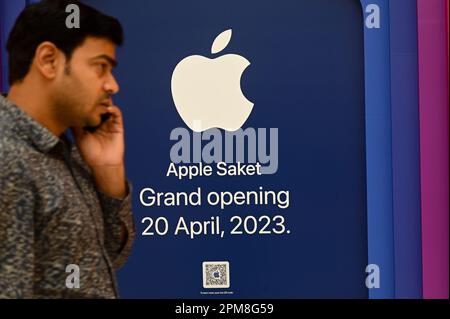 New Delhi, Delhi, Indien. 12. April 2023. Ein Mann spricht über sein Smartphone, wenn er am ersten Apple-Einzelhandelsgeschäft Indiens vorbeifährt, bevor es am 12. April 2023 in der Select Citywalk Mall, Saket, in Neu-Delhi, Indien, eingeführt wird. Apple Inc. Eröffnet zwei neue Einzelhandelsgeschäfte in Indien, eines am 18. April in Mumbai und eines am 20. April in Delhi. (Kreditbild: © Kabir Jhangiani/ZUMA Press Wire) NUR REDAKTIONELLE VERWENDUNG! Nicht für den kommerziellen GEBRAUCH! Kredit: ZUMA Press, Inc./Alamy Live News Stockfoto