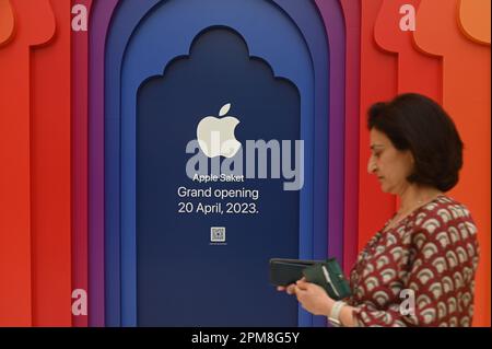 New Delhi, Delhi, Indien. 12. April 2023. Eine Frau kommt am 12. April 2023 an Indiens erstem Apple-Geschäft vorbei, bevor es in der Select Citywalk Mall, Saket, in Neu-Delhi, Indien, eingeführt wird. Apple Inc. Eröffnet zwei neue Einzelhandelsgeschäfte in Indien, eines am 18. April in Mumbai und eines am 20. April in Delhi. (Kreditbild: © Kabir Jhangiani/ZUMA Press Wire) NUR REDAKTIONELLE VERWENDUNG! Nicht für den kommerziellen GEBRAUCH! Kredit: ZUMA Press, Inc./Alamy Live News Stockfoto