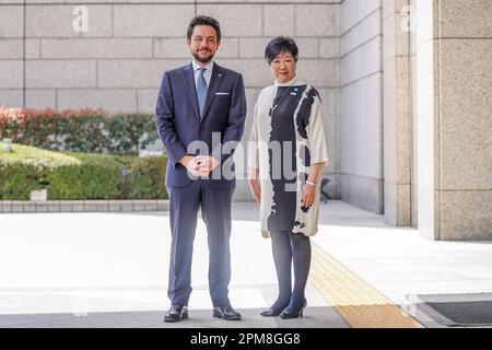 Tokio, Japan. 11. April 2023. Jordaniens Kronprinz Al Hussein (oder Hussein) trifft am 11. April 2023 in Tokio, Japan, den Gouverneur von Tokio Koike Yuriko. Foto: Balkis Press/ABACAPRESS.COM Kredit: Abaca Press/Alamy Live News Stockfoto