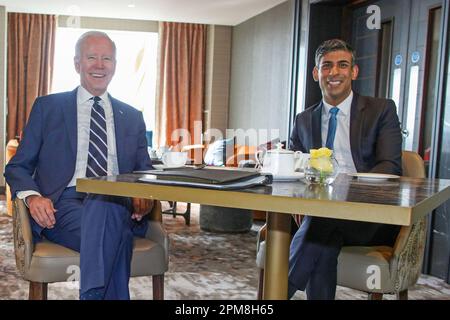 Premierminister Rishi Sunak (rechts) trifft während seines Besuchs auf der Insel Irland mit US-Präsident Joe Biden im Grand Central Hotel in Belfast zusammen. Bilddatum: Mittwoch, 12. April 2023. Stockfoto