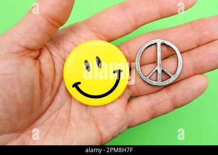 Smiley und Friedenszeichen auf einer Handfläche, Symbolfoto Frieden Stockfoto