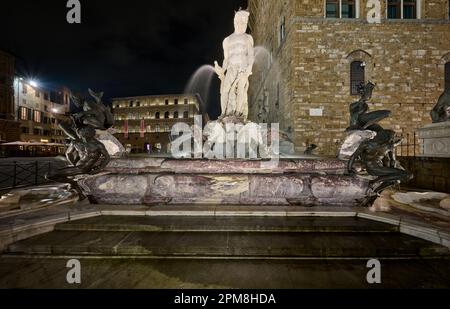 Nachtaufnahme des beleuchteten Neptun-Brunnens auf der Piazza della Signoria, vor dem Palazzo Vecchio, Fontana del Nettuno, Florenz Stockfoto