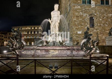 Nachtaufnahme des beleuchteten Neptun-Brunnens auf der Piazza della Signoria, vor dem Palazzo Vecchio, Fontana del Nettuno, Florenz Stockfoto