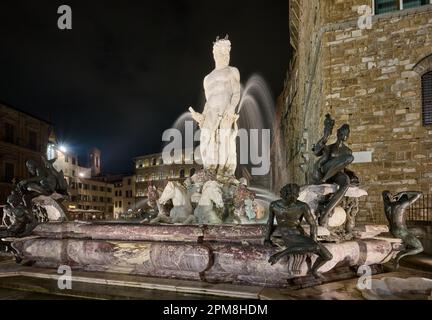 Nachtaufnahme des beleuchteten Neptun-Brunnens auf der Piazza della Signoria, vor dem Palazzo Vecchio, Fontana del Nettuno, Florenz Stockfoto