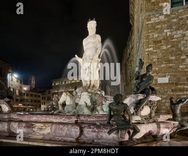 Nachtaufnahme des beleuchteten Neptun-Brunnens auf der Piazza della Signoria, vor dem Palazzo Vecchio, Fontana del Nettuno, Florenz Stockfoto