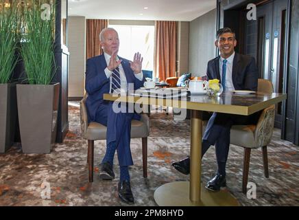 Premierminister Rishi Sunak (rechts) trifft während seines Besuchs auf der Insel Irland mit US-Präsident Joe Biden im Grand Central Hotel in Belfast zusammen. Bilddatum: Mittwoch, 12. April 2023. Stockfoto