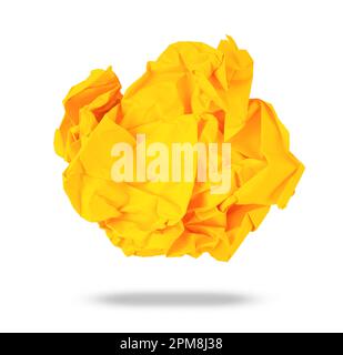 Gelbes, zerknittertes Papier, das in eine Kugel gerollt ist, isoliert auf weißem Hintergrund, Beschneidungspfad speichern. Stockfoto
