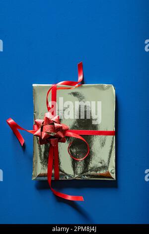 Geschenk in goldenem Geschenkpapier. Stockfoto