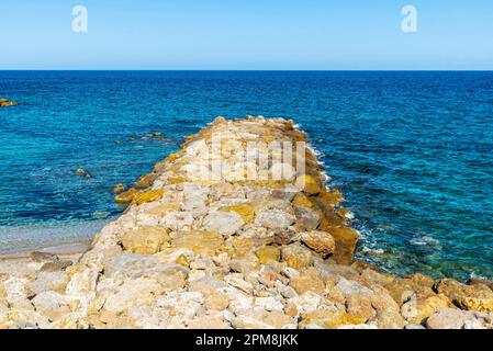 Wellenbrecher oder Groyne am Strand in Ametlla de Mar, Tarragona, Katalonien, Spanien Stockfoto