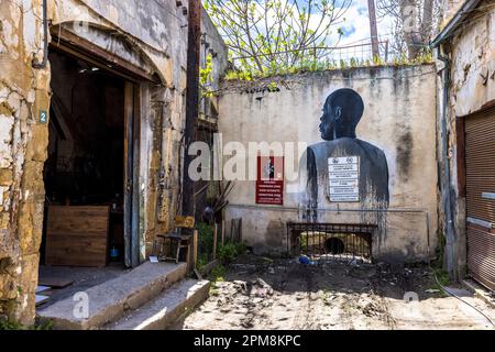 Mauer an der Grünen Linie in der Altstadt von Nikosia. Die Häuser direkt in der UN-Pufferzone sind veraltet. Nicosia Municipality, Zypern Stockfoto