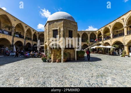 Innenhof Büyük Han, Great Inn, der größte Caravanserai in Zypern. Erbaut auf Befehl des ersten Herrschers der Osmanen in Zypern, Muzaffer Pascha, im Jahr 1572. Auf der oberen Etage gibt es 68 Zimmer mit eigenem Kamin, die Reisenden für eine Übernachtung zur Verfügung stehen. Nikosia, Zypern Stockfoto