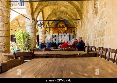 Innenhof Büyük Han, Great Inn, der größte Caravanserai in Zypern. Erbaut auf Befehl des ersten Herrschers der Osmanen in Zypern, Muzaffer Pascha, im Jahr 1572, gibt es 10 Geschäfte in der unteren Etage mit einer umliegenden Arkade. Noch heute treffen sich die Einheimischen hier zum Kaffee. Nikosia, Zypern Stockfoto