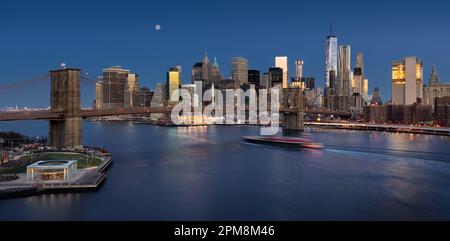 Stadtbild der Brooklyn Bridge und Wolkenkratzer des Financial District bei Mondaufgang. Lower Manhattan, New York City Stockfoto