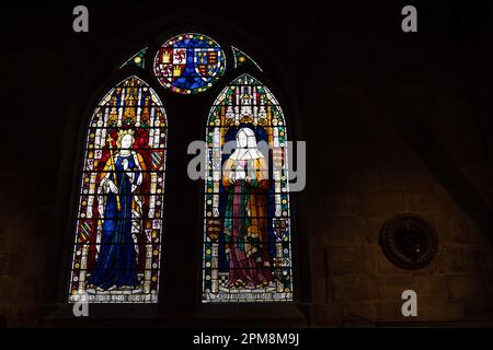 In Westminster Abbey in London, vor der Krönung von König Karl III., ist ein Buntglasfenster zu sehen Westminster Abbey wurde seit Wilhelm dem Eroberer im Jahr 1066 als Krönungskirche genutzt, mit Ausnahme der Könige Edward V und Edward VIII, die nicht gekrönt wurden. König Karl III. Wird der 40. Regierende Monarch sein, der dort während einer Zeremonie am 6. Mai gekrönt wird. Bilddatum: Mittwoch, 12. April 2023. Stockfoto