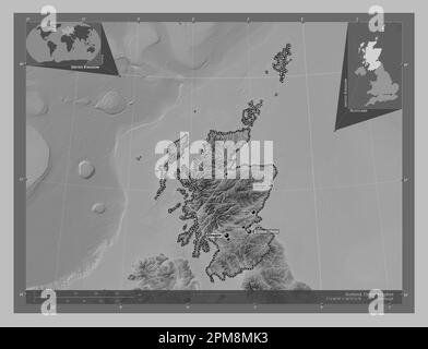 Schottland, Region des Vereinigten Königreichs. Grauskala-Höhenkarte mit Seen und Flüssen. Standorte und Namen der wichtigsten Städte der Region. Ecken-Zusatzgerät Stockfoto