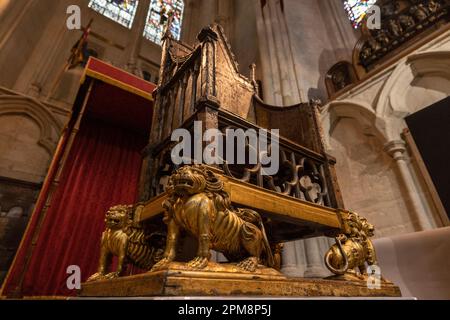 Der Krönungsstuhl ist in Westminster Abbey in London zu sehen, vor der ...