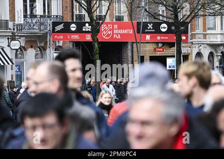 Overijse, Belgien. 12. April 2023. Die Abbildung zeigt den Beginn des eintägigen Radrennens „Brabantse Pijl“ für Männer, 205,1km km von Leuven nach Overijse am Mittwoch, den 12. April 2023. BELGA FOTO TOM GOYVAERTS Kredit: Belga News Agency/Alamy Live News Stockfoto