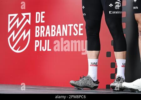 Overijse, Belgien. 12. April 2023. Die Abbildung zeigt den Beginn des eintägigen Radrennens „Brabantse Pijl“ für Männer, 205,1km km von Leuven nach Overijse am Mittwoch, den 12. April 2023. BELGA FOTO TOM GOYVAERTS Kredit: Belga News Agency/Alamy Live News Stockfoto