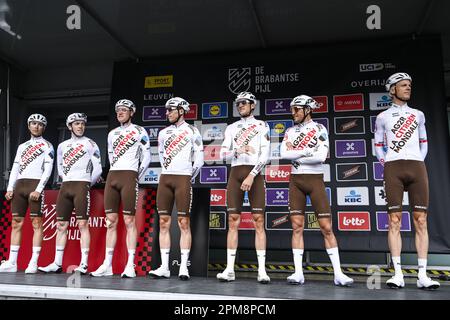 Overijse, Belgien. 12. April 2023. AG2R Citroen-Fahrer zu Beginn des eintägigen Radrennens „Brabantse Pijl“ für Männer, 205,1km von Leuven nach Overijse am Mittwoch, den 12. April 2023. BELGA FOTO TOM GOYVAERTS Kredit: Belga News Agency/Alamy Live News Stockfoto