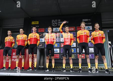 Overijse, Belgien. 12. April 2023. UNO-X-Fahrer zu Beginn des eintägigen Radrennens „Brabantse Pijl“ für Männer, 205,1km km von Leuven nach Overijse am Mittwoch, den 12. April 2023. BELGA FOTO TOM GOYVAERTS Kredit: Belga News Agency/Alamy Live News Stockfoto