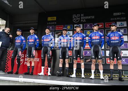 Overijse, Belgien. 12. April 2023. Alpecin-Deceuninck-Fahrer, die zu Beginn des eintägigen Radrennens „Brabantse Pijl“ für Männer im Jahr 205,1km von Leuven nach Overijse am Mittwoch, den 12. April 2023, abgebildet wurden. BELGA FOTO TOM GOYVAERTS Kredit: Belga News Agency/Alamy Live News Stockfoto