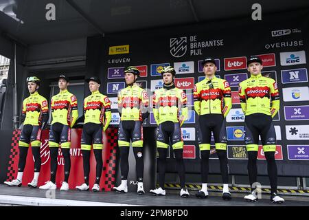 Overijse, Belgien. 12. April 2023. Bingoal WB Riders zu Beginn des eintägigen Radrennen „Brabantse Pijl“ für Männer, 205,1km km von Leuven nach Overijse am Mittwoch, den 12. April 2023. BELGA FOTO TOM GOYVAERTS Kredit: Belga News Agency/Alamy Live News Stockfoto