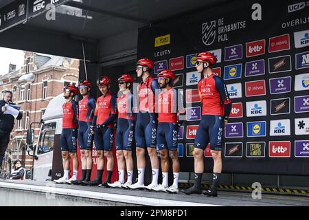 Overijse, Belgien. 12. April 2023. INEOS Grenadiers Riders zu Beginn des eintägigen Radrennens „Brabantse Pijl“ für Männer, 205,1km km von Leuven nach Overijse am Mittwoch, den 12. April 2023. BELGA FOTO TOM GOYVAERTS Kredit: Belga News Agency/Alamy Live News Stockfoto