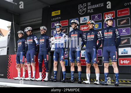 Overijse, Belgien. 12. April 2023. Soudal Quick-Step-Fahrer zu Beginn des eintägigen Radrennens „Brabantse Pijl“ für Männer, 205,1km km von Leuven nach Overijse am Mittwoch, den 12. April 2023. BELGA FOTO TOM GOYVAERTS Kredit: Belga News Agency/Alamy Live News Stockfoto