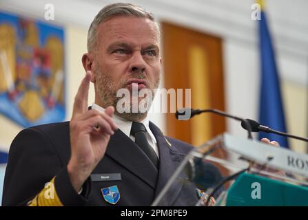 Bukarest, Rumänien. 12. April 2023: Admiral Rob Bauer, Vorsitzender des Militärausschusses der Nordatlantikvertrags-Organisation (NATO), beantwortet Fragen auf einer gemeinsamen Pressekonferenz im rumänischen Verteidigungsministerium mit Daniel Petrescu, Leiter des rumänischen Generalstabs. Kredit: Lucian Alecu/Alamy Live News Stockfoto