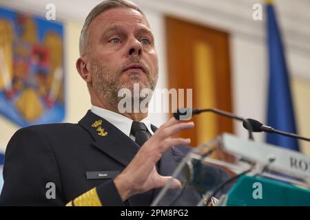 Bukarest, Rumänien. 12. April 2023: Admiral Rob Bauer, Vorsitzender des Militärausschusses der Nordatlantikvertrags-Organisation (NATO), beantwortet Fragen auf einer gemeinsamen Pressekonferenz im rumänischen Verteidigungsministerium mit Daniel Petrescu, Leiter des rumänischen Generalstabs. Kredit: Lucian Alecu/Alamy Live News Stockfoto