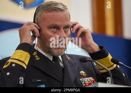Bukarest, Rumänien. 12. April 2023: Admiral Rob Bauer, Vorsitzender des Militärausschusses der Nordatlantikvertrags-Organisation (NATO), hört die Rede von Daniel Petrescu (nicht im Bild), Leiter des rumänischen Generalstabs, auf einer gemeinsamen Pressekonferenz im rumänischen Verteidigungsministerium. Kredit: Lucian Alecu/Alamy Live News Stockfoto