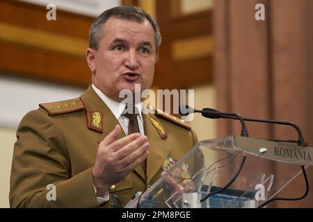 Bukarest, Rumänien. 12. April 2023: Daniel Petrescu, Leiter des rumänischen Generalstabs, beantwortet Fragen auf einer gemeinsamen Pressekonferenz im rumänischen Verteidigungsministerium mit Admiral Rob Bauer (nicht im Bild), Vorsitzender des Militärausschusses der Nordatlantikvertrags-Organisation (NATO). Kredit: Lucian Alecu/Alamy Live News Stockfoto