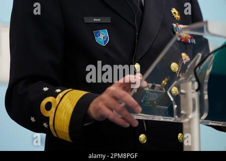 Bukarest, Rumänien. 12. April 2023: Admiral Rob Bauer, Vorsitzender des Militärausschusses der Nordatlantikvertrags-Organisation (NATO), hört die Rede von Daniel Petrescu (nicht im Bild), Leiter des rumänischen Generalstabs, auf einer gemeinsamen Pressekonferenz im rumänischen Verteidigungsministerium. Kredit: Lucian Alecu/Alamy Live News Stockfoto