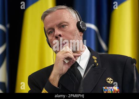 Bukarest, Rumänien. 12. April 2023: Admiral Rob Bauer, Vorsitzender des Militärausschusses der Nordatlantikvertrags-Organisation (NATO), hört die Rede von Daniel Petrescu (nicht im Bild), Leiter des rumänischen Generalstabs, auf einer gemeinsamen Pressekonferenz im rumänischen Verteidigungsministerium. Kredit: Lucian Alecu/Alamy Live News Stockfoto