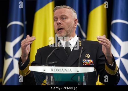 Bukarest, Rumänien. 12. April 2023: Admiral Rob Bauer, Vorsitzender des Militärausschusses der Nordatlantikvertrags-Organisation (NATO), beantwortet Fragen auf einer gemeinsamen Pressekonferenz im rumänischen Verteidigungsministerium mit Daniel Petrescu, Leiter des rumänischen Generalstabs. Kredit: Lucian Alecu/Alamy Live News Stockfoto