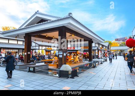 Kumamoto, Japan - Nov. 23 2022: Sakura no Baba Josaien ist eine Einrichtung für Tourismus und kulturellen Austausch, die sich neben dem Schlossgelände Kumamoto befindet Stockfoto