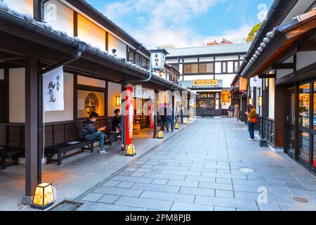 Kumamoto, Japan - Nov. 23 2022: Sakura no Baba Josaien ist eine Einrichtung für Tourismus und kulturellen Austausch, die sich neben dem Schlossgelände Kumamoto befindet Stockfoto