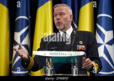 Bukarest, Rumänien. 12. April 2023: Admiral Rob Bauer, Vorsitzender des Militärausschusses der Nordatlantikvertrags-Organisation (NATO), beantwortet Fragen auf einer gemeinsamen Pressekonferenz im rumänischen Verteidigungsministerium mit Daniel Petrescu, Leiter des rumänischen Generalstabs. Kredit: Lucian Alecu/Alamy Live News Stockfoto
