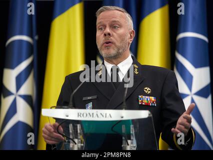 Bukarest, Rumänien. 12. April 2023: Admiral Rob Bauer, Vorsitzender des Militärausschusses der Nordatlantikvertrags-Organisation (NATO), beantwortet Fragen auf einer gemeinsamen Pressekonferenz im rumänischen Verteidigungsministerium mit Daniel Petrescu, Leiter des rumänischen Generalstabs. Kredit: Lucian Alecu/Alamy Live News Stockfoto